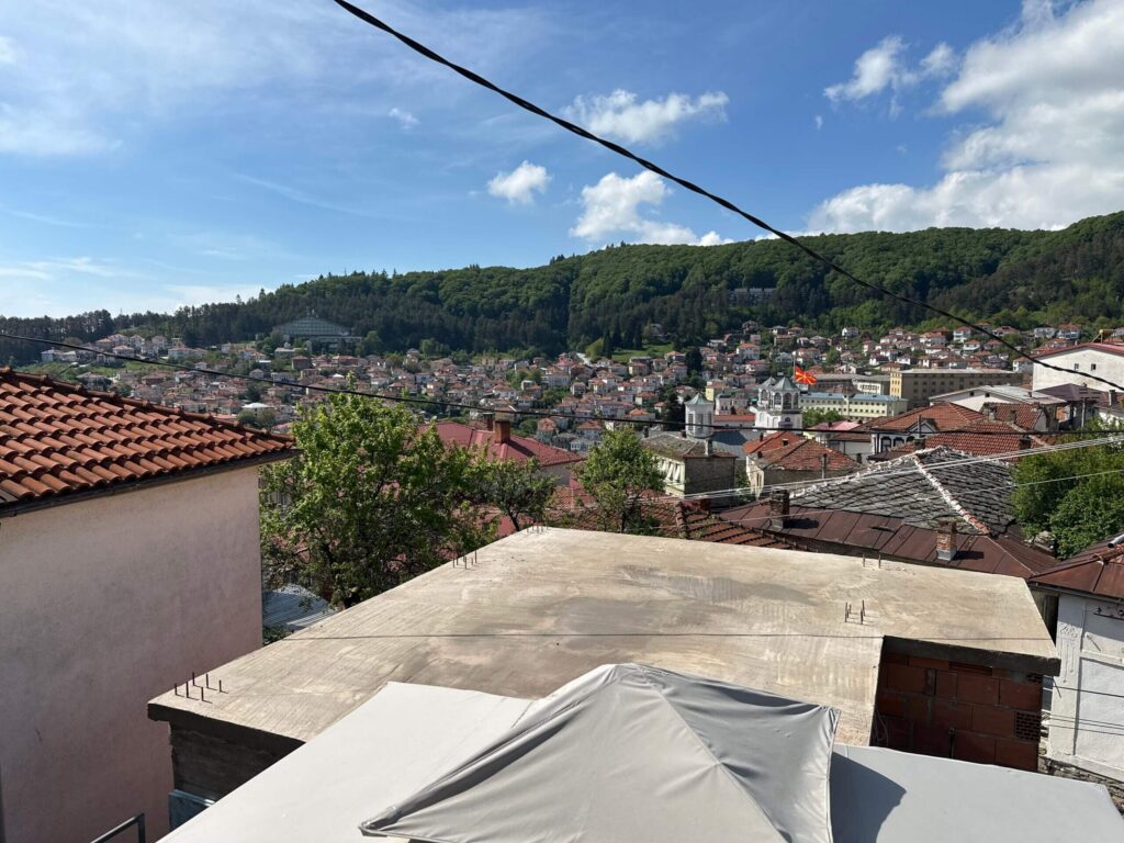 Ausblick auf das Bergdorf Kruševo von weiter oben