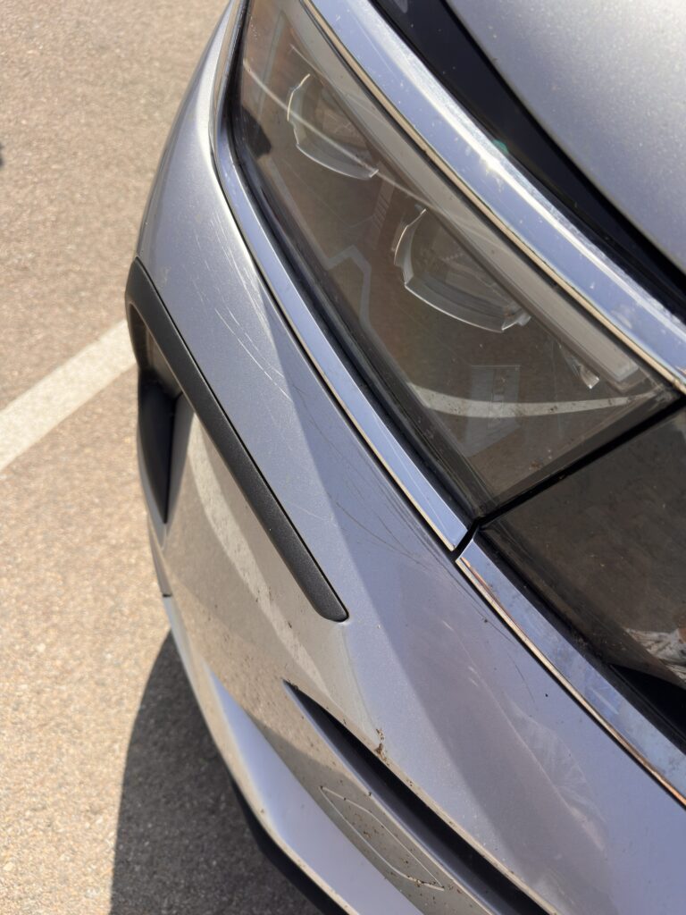 Recht Frontseite eines Autos mit Kratzern im Lack