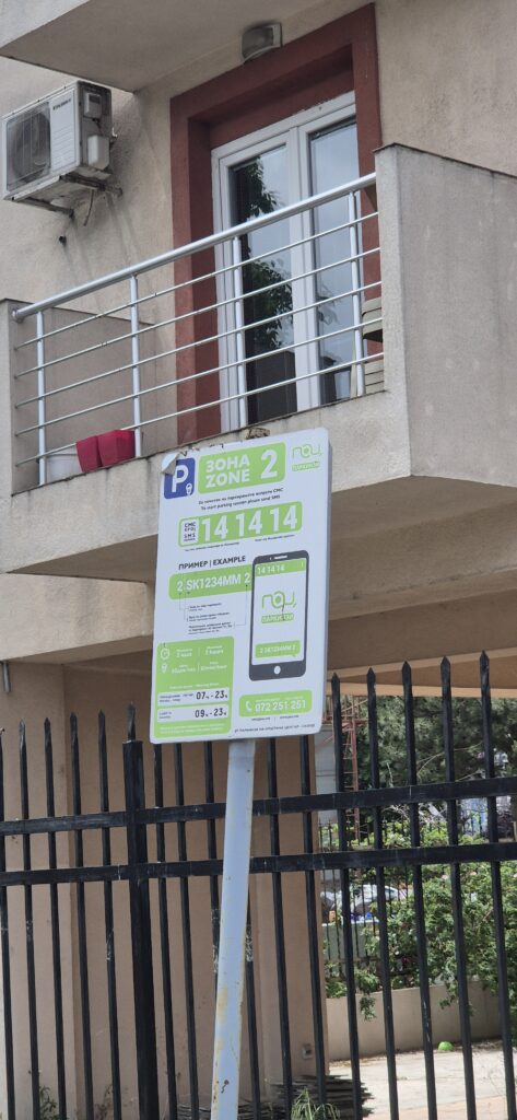 Hinweisschild für gebührenpflichtiges Parken per SMS