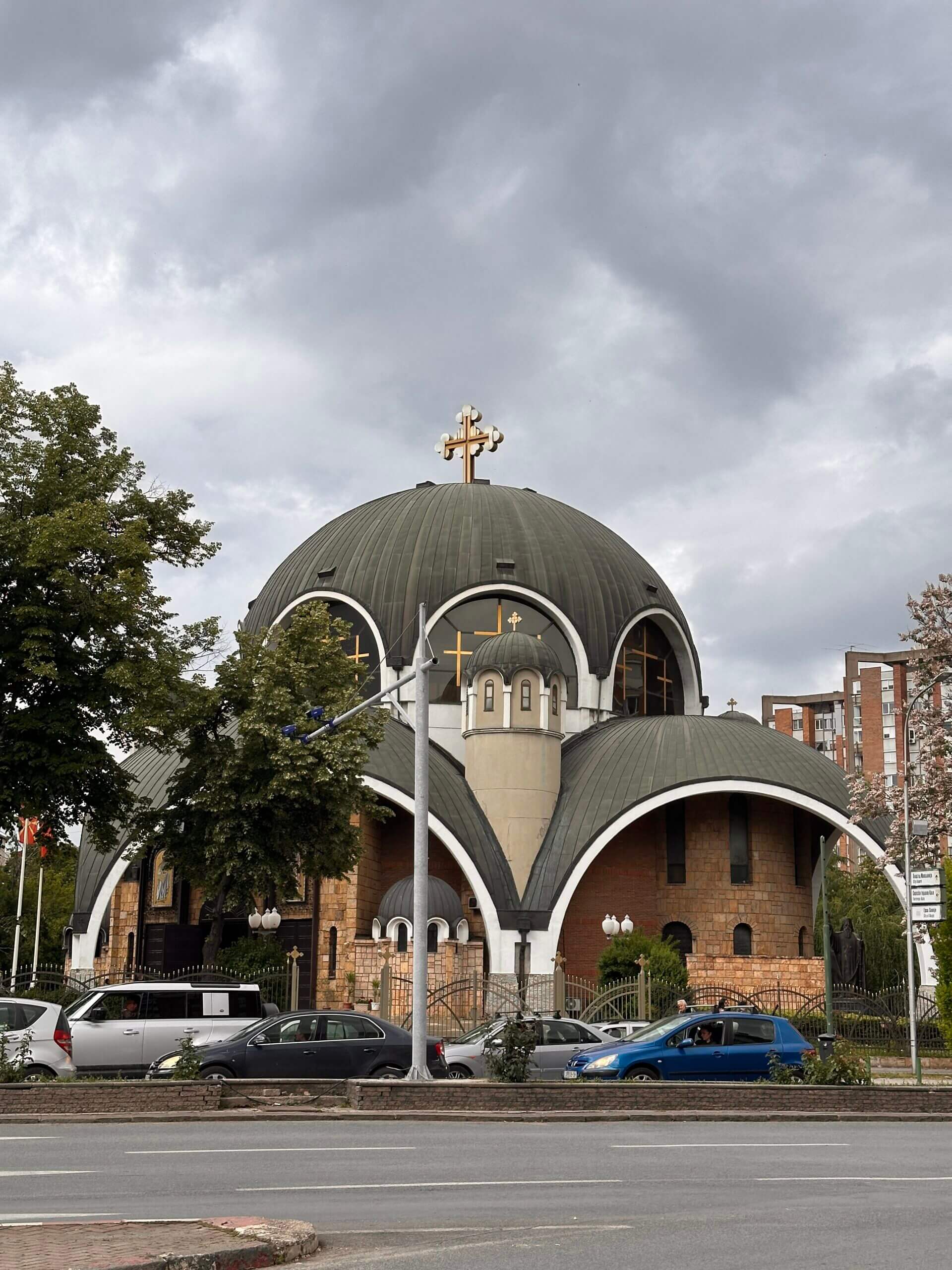 Blick auf eine Moschee mit Straßenverkehr im Vordergrund in Skopje