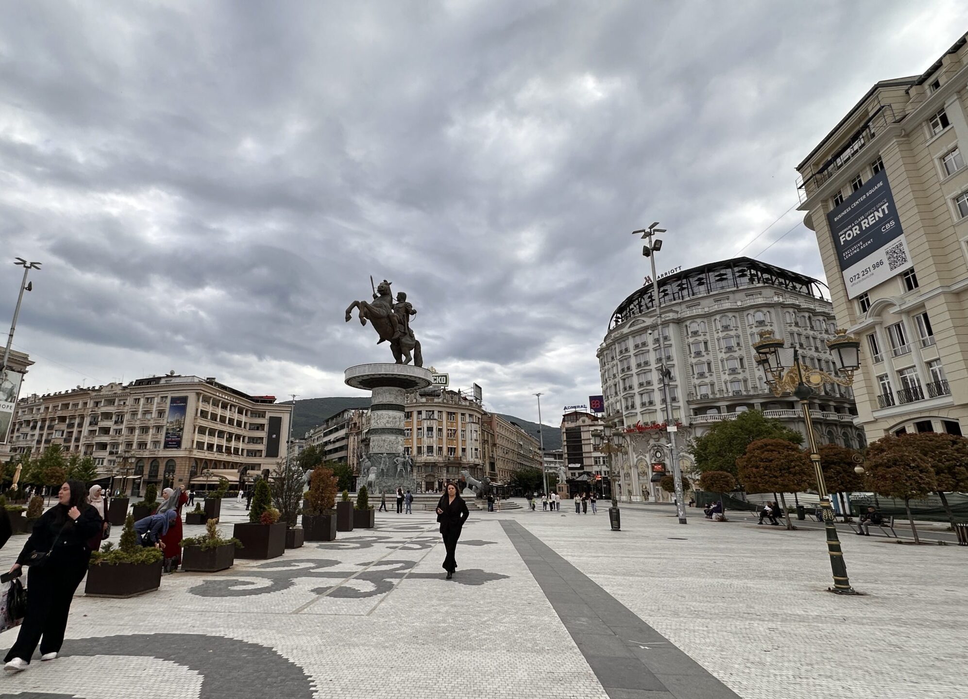 Blick auf den Mazedonien-Platz in Skopje mit Blick auf die Statue und die umliegenden historischen Gebäude