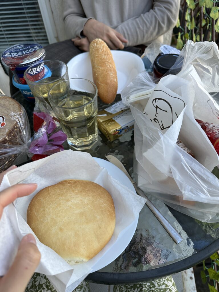 Gedeckter Frühstückstisch mit gekauftem Brot und Croissants von der Bäckerei Wake&Bake in Ohrid