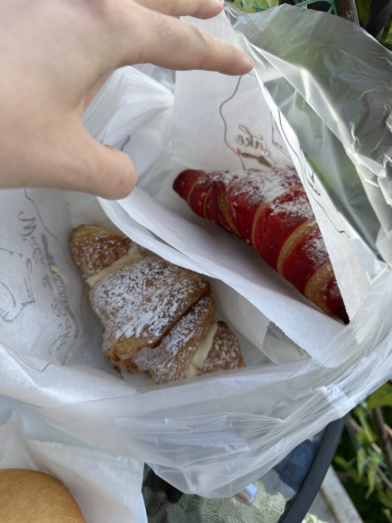Zwei Croissants in Papiertaschen von der Bäckerei Wake&Bake in Ohrid