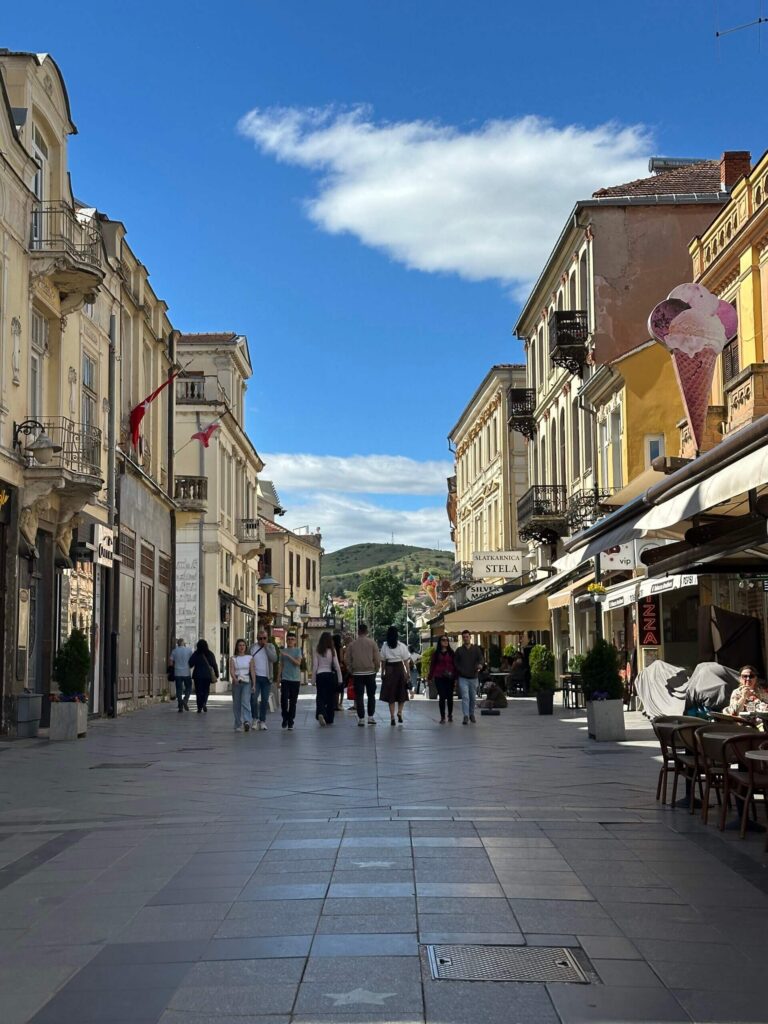 Weg durch die Altstadt von Bitola mit breitem Steinweg und neoklassizistischen Gebäuden an den Seiten mit Geschäften darin