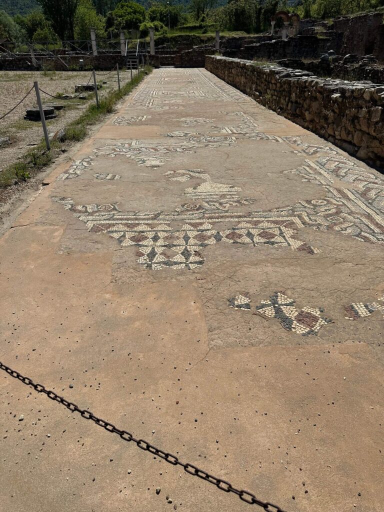 Alte Mosaike auf dem Boden in Stein in der Ausgrabungsstätte Heraklea Lyncestis