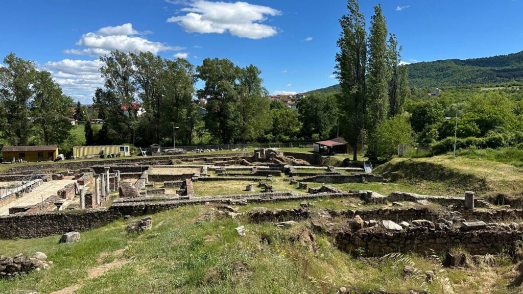 Steinmauern und -säulen auf einer Wiese von der Ausgrabungsstätte Heraklea Lyncestis