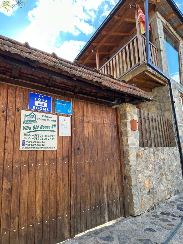 Eingang der Villa Old House BN in Dihovo bei Bitola mit traditionellem Holztor und Steinfassade