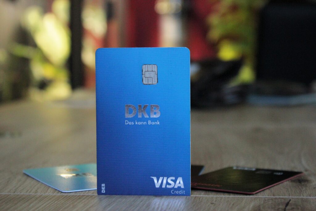 DKB Visa Kreditkarte mit weiteren Kreditkarten im Hintergrund
