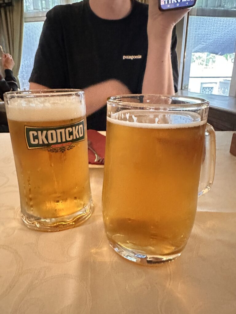 Zwei gefüllte Biergläser nebeneineinander auf einem Tisch