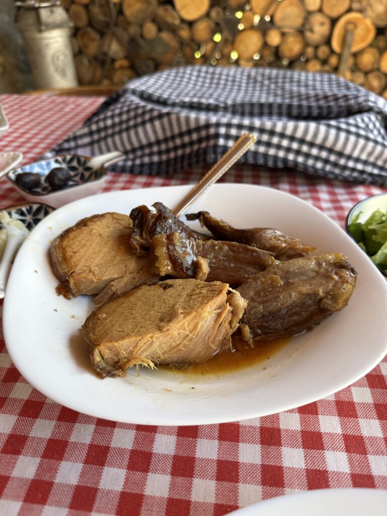 Verschiedenes Fleisch gekocht auf einem Teller