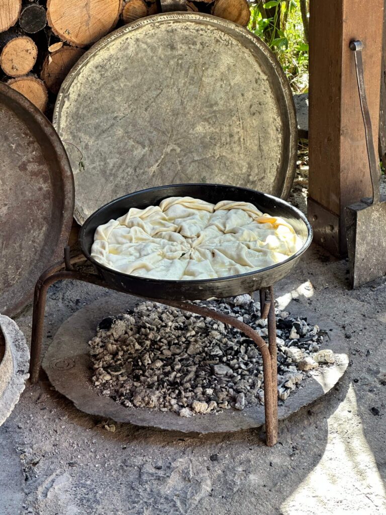 Traditioneller Komat im Sač