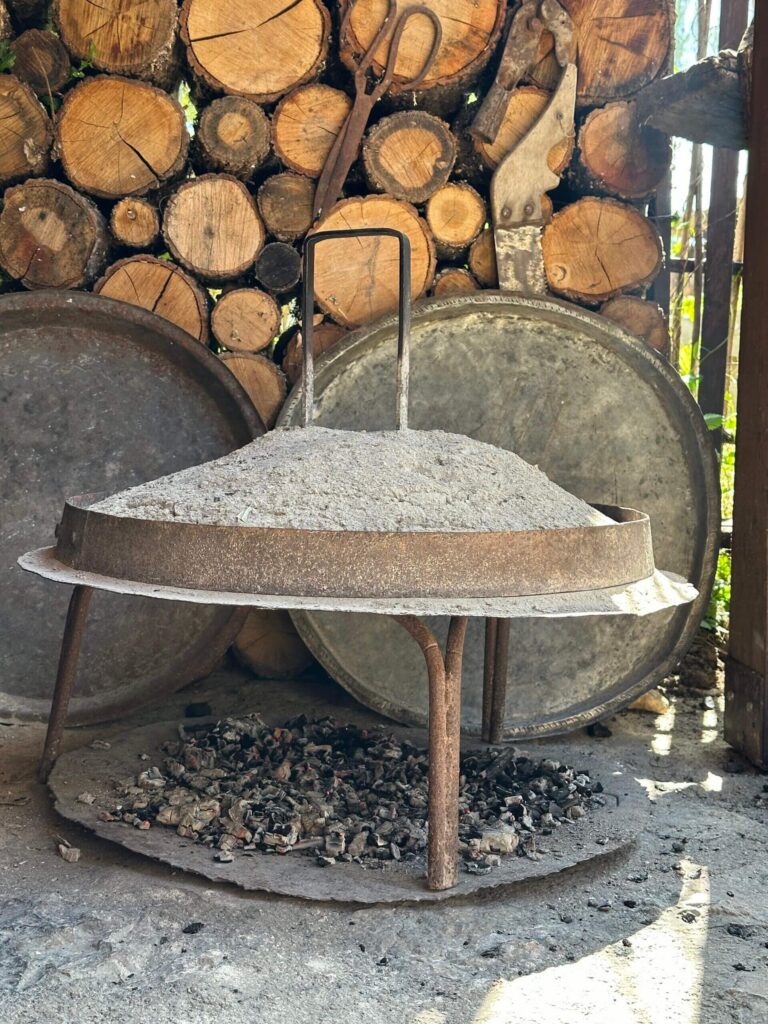 Traditioneller Sač mit Asche-Glocke