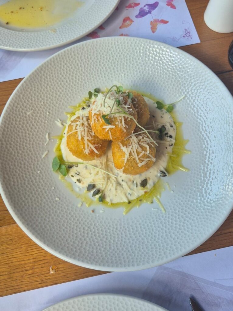 Arancini auf einem Teller angerichtet im Restaurant der Lazar Winery in der Tikves-Weinregion