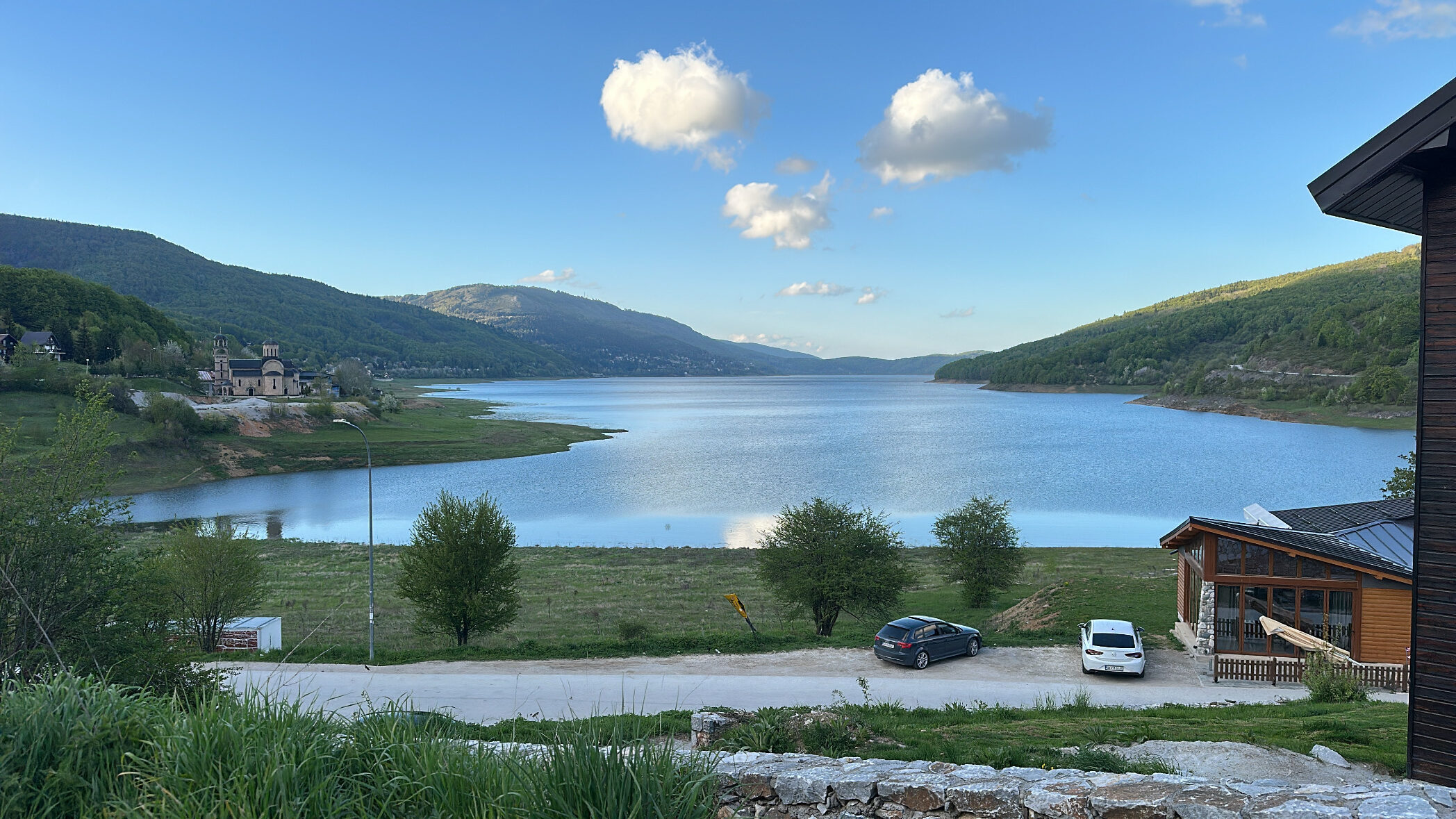 Blick auf den Mavrovo-See mit blauem Himmel und wenigen Wolken
