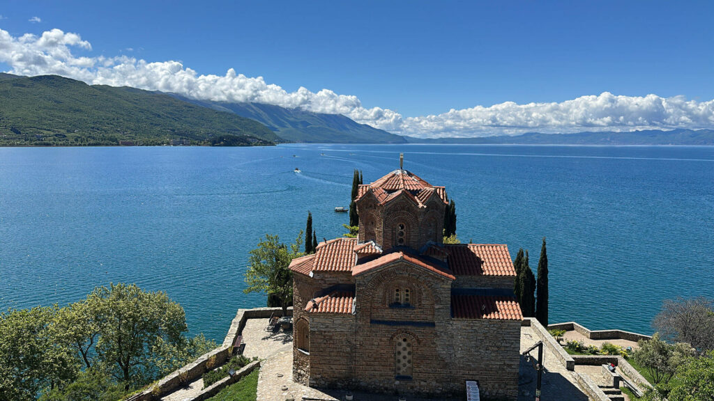 Kirche Sveti Jovan Kaneo am Ohridsee umgeben von bewaldeten Bergen