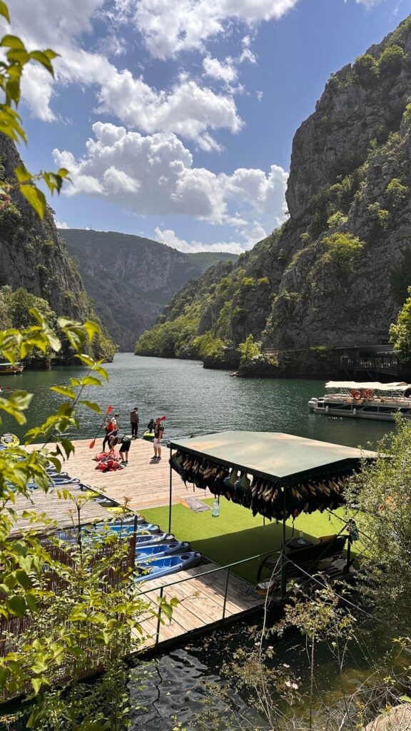 Bootsanleger mit Schwimmwesten am Canyon-See Matka in Nordmazedonien