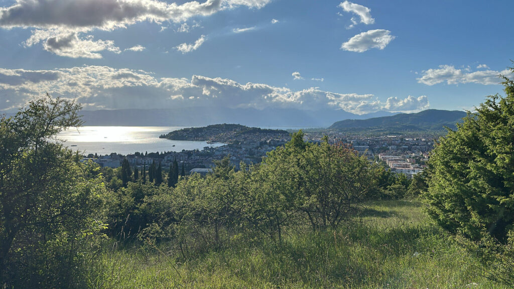 Blick auf Ohrid vom Berg aus bei untergehender Sonne mit ein paar Wolken am Himmel
