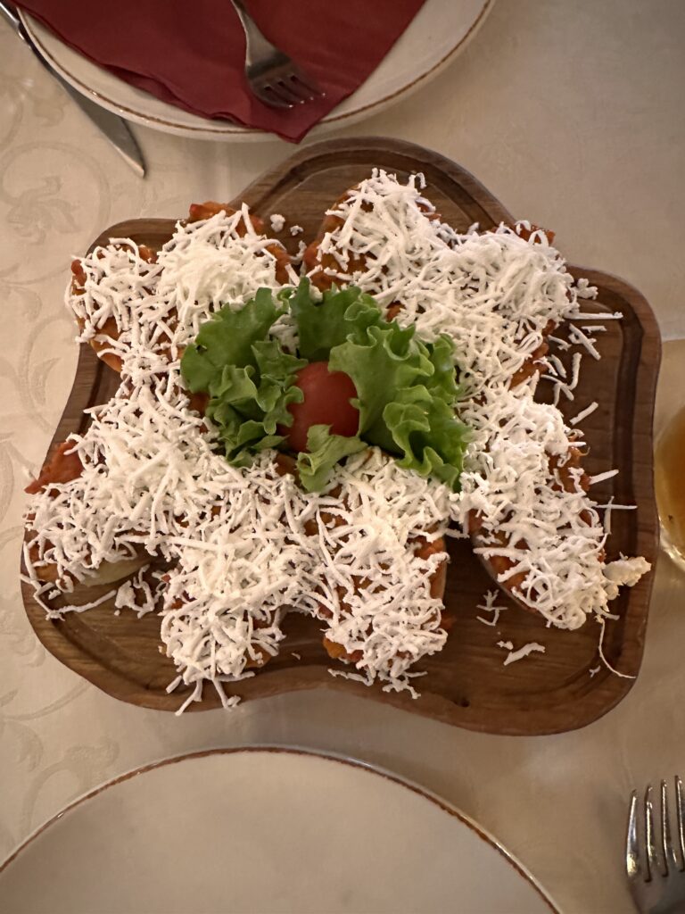 Bruschetta mit geröstetem Brot, Tomaten, Ajvar und gehobeltem Schafskäse im Restaurant Skopski Merak in Skopje