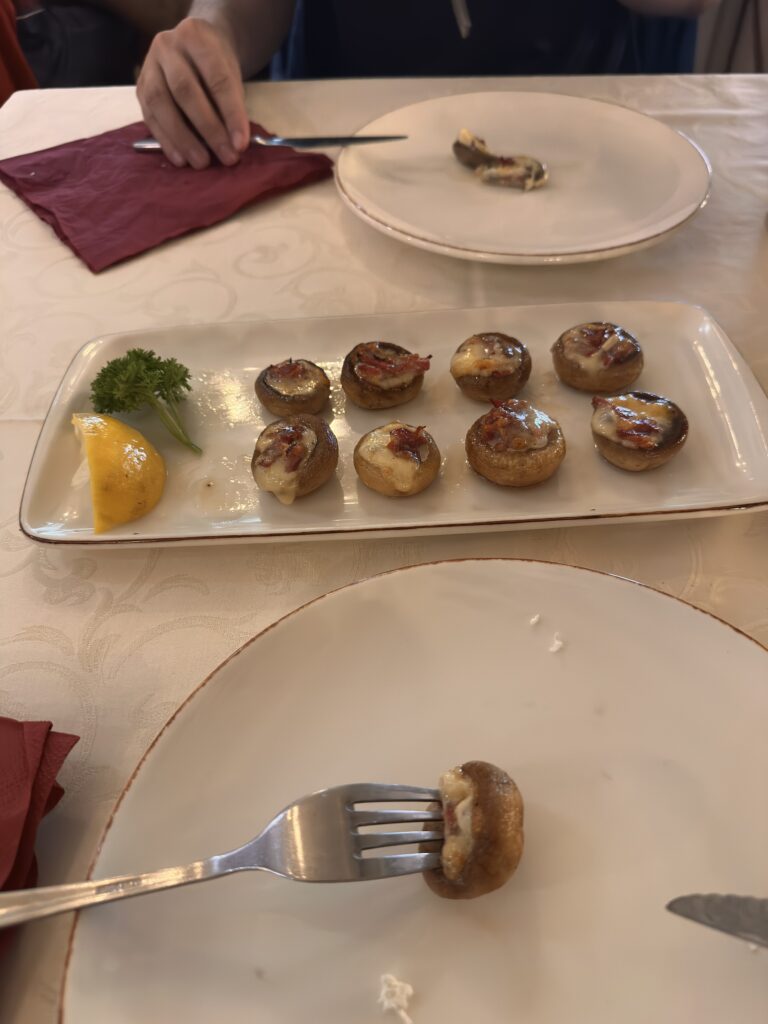 Gefüllte Champignons mit Käse im Restaurant Skopski Merak in Skopje