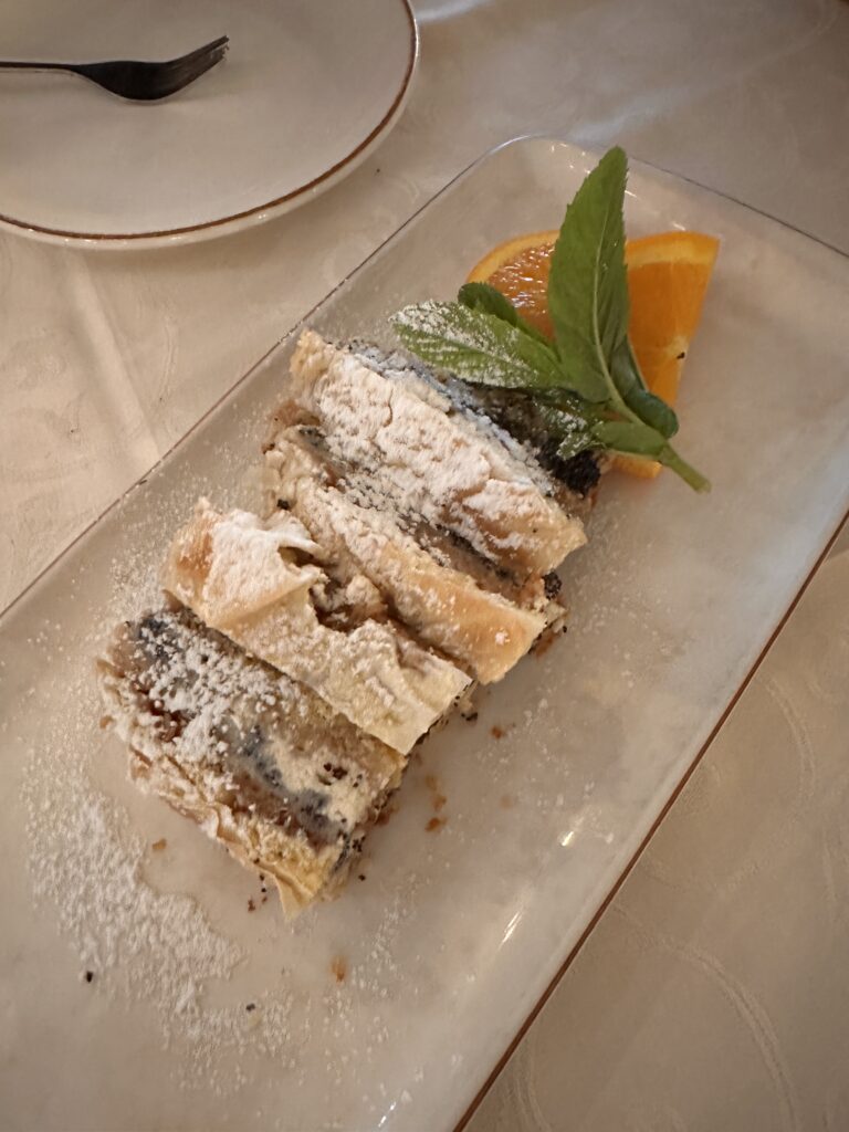 Grandmother's Cake des Skopski Merak mit Apfel und Mohn im Restaurant Skopski Merak in Skopje