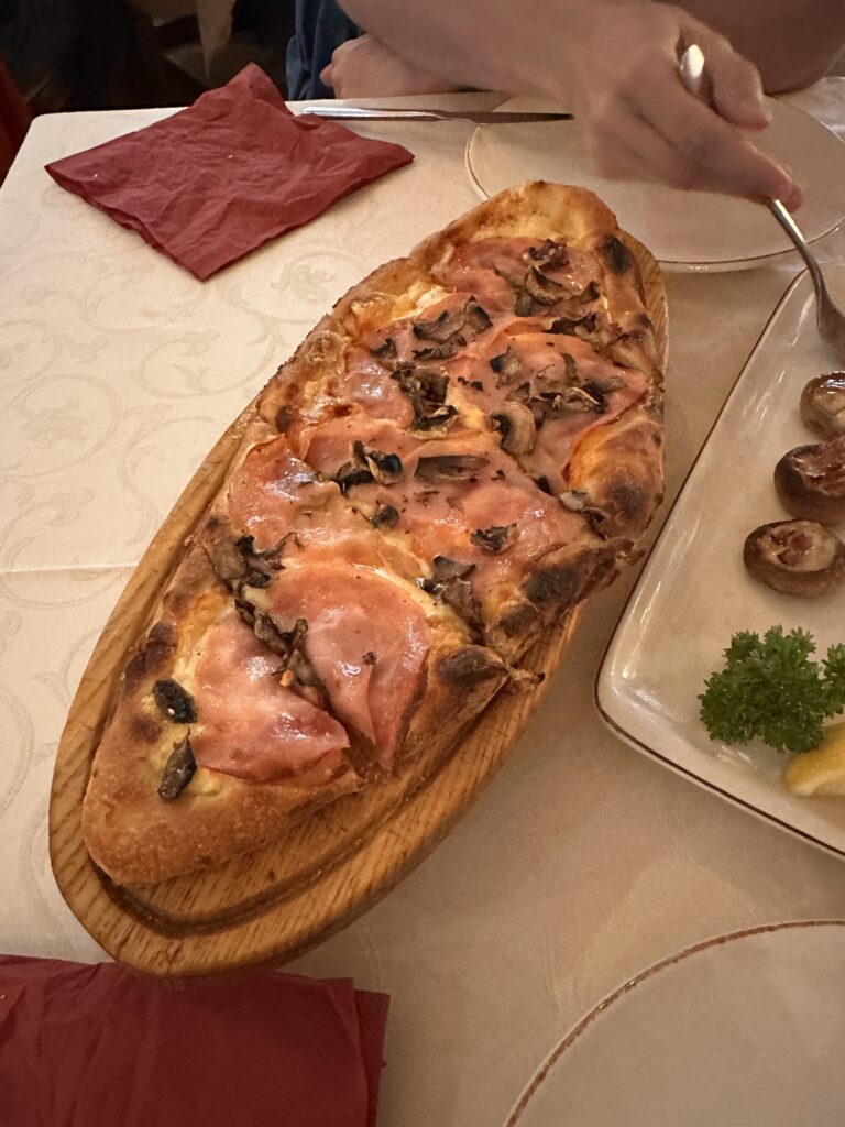 Pastrmajlija Capricciosa mit Schinken, Käse und Pilzen im Restaurant Skopski Merak in Skopje