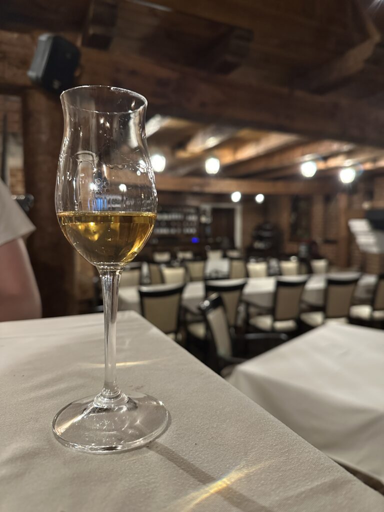 Rakija in einem Schnapsglas auf einem Tisch