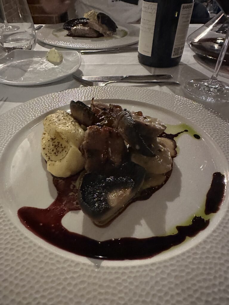 Angerichteter Gang eines Menüs mit Schweinefleisch, Pilzen und Kartoffeln im Restaurant des Tikves-Weingut