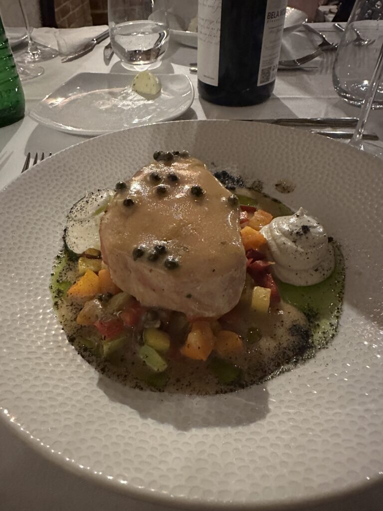 Angerichteter Gang eines Menüs mit Schweinefleisch und Gemüse im Restaurant des Tikves-Weingut