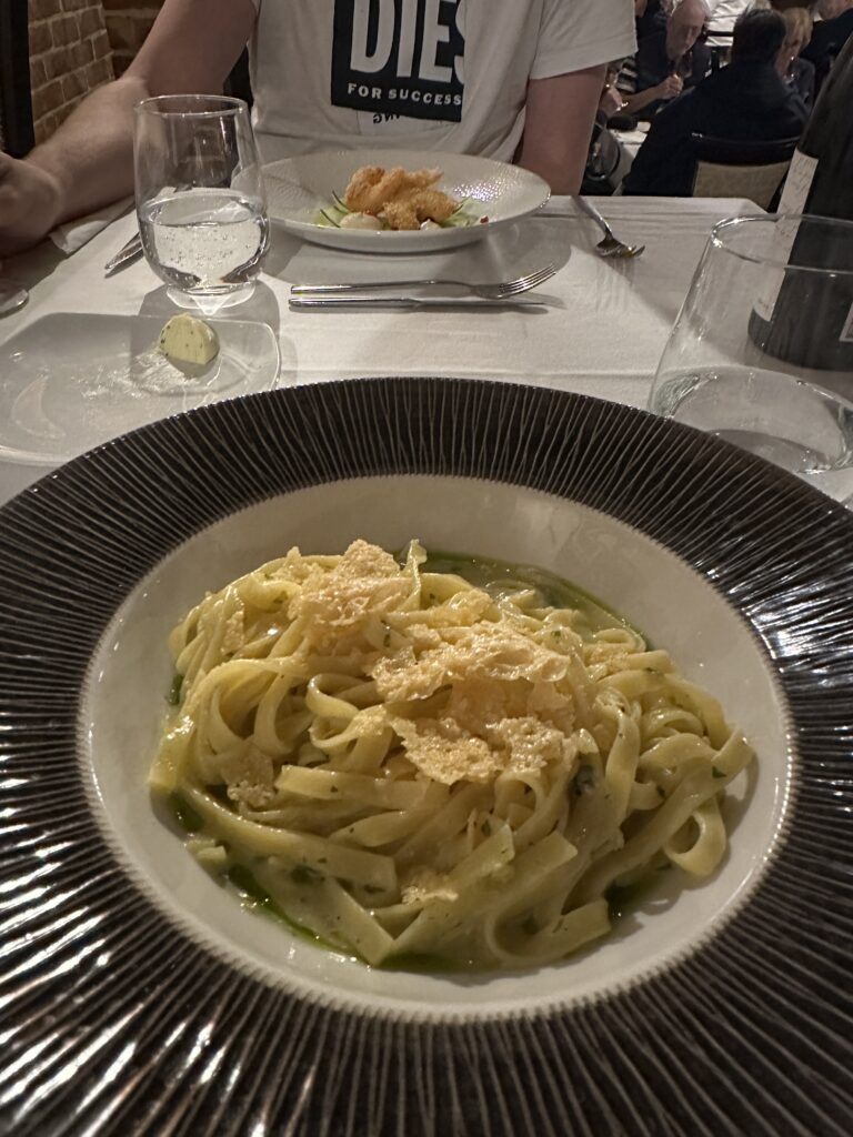 Angerichteter Gang eines Menüs mit Zitronenpasta im Restaurant des Tikves-Weingut
