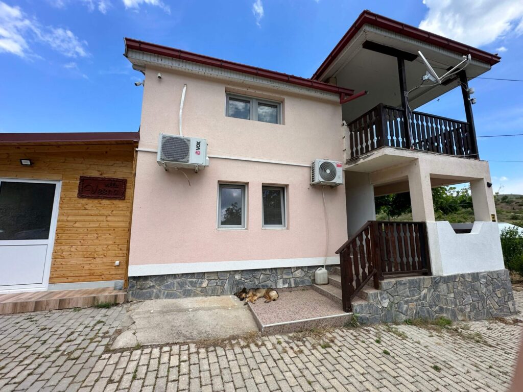 Außenansicht der Villa Vesna in Veles mit rosa Fassade und überdachter Terrasse