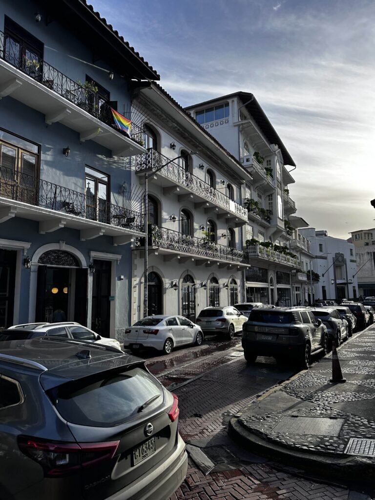 Kolonialbauten mit schmiedeeisernen Balkonen in einer Straße von Casco Viejo, Panama-City