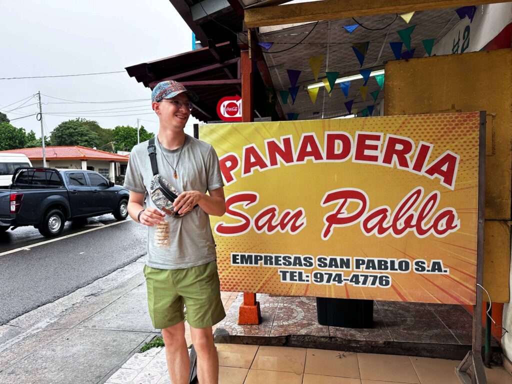 Person vor Schild der Panadería in La Arena in Panama