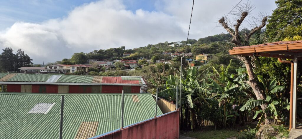 Blick auf die Häuser am Berg in Monteverde von der Unterkunft Buddha's Monkey aus, Costa Rica