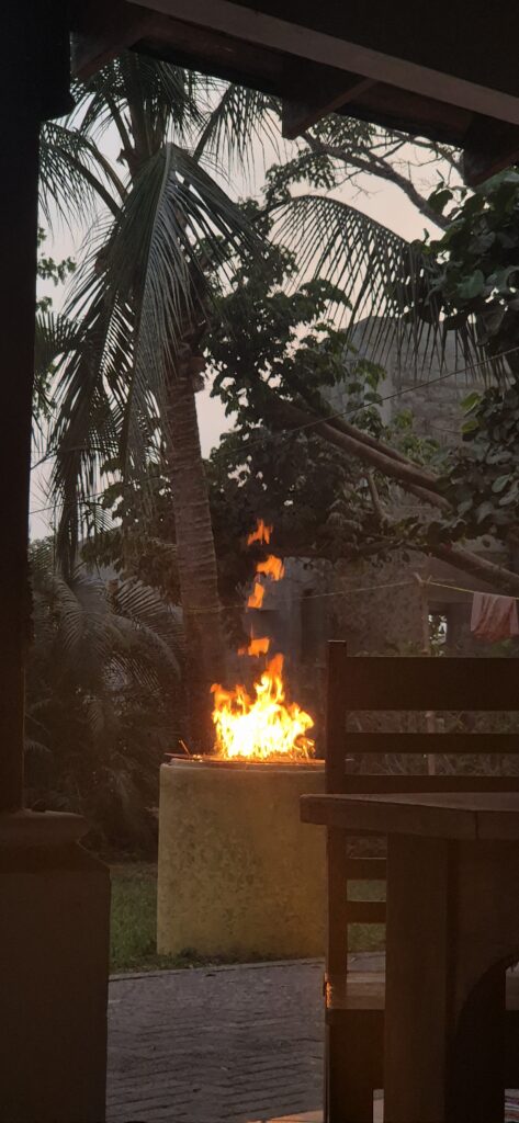 Feuerstelle in der Unterkunft der Sámara Dive School, Costa Rica